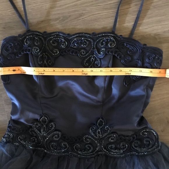 Navy Blue Dress Scene - Picture 4 of 7